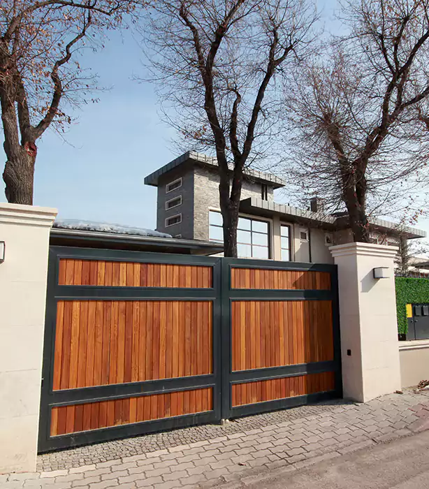 Wooden Gate Repair in Oakland, FL